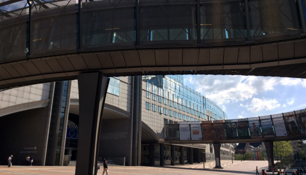 piazza davanti al parlamento europeo