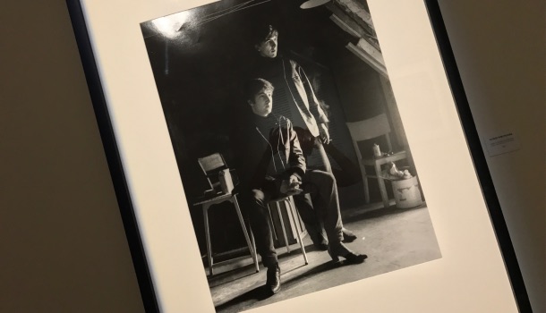 john lennon e george harrison nello studio di stuart sutcliff
