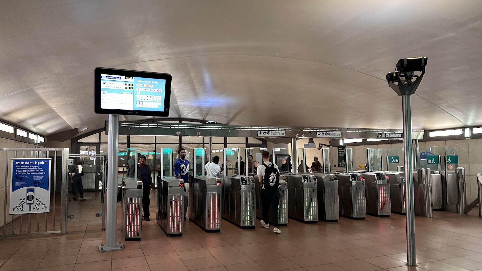 ingresso metro parigi